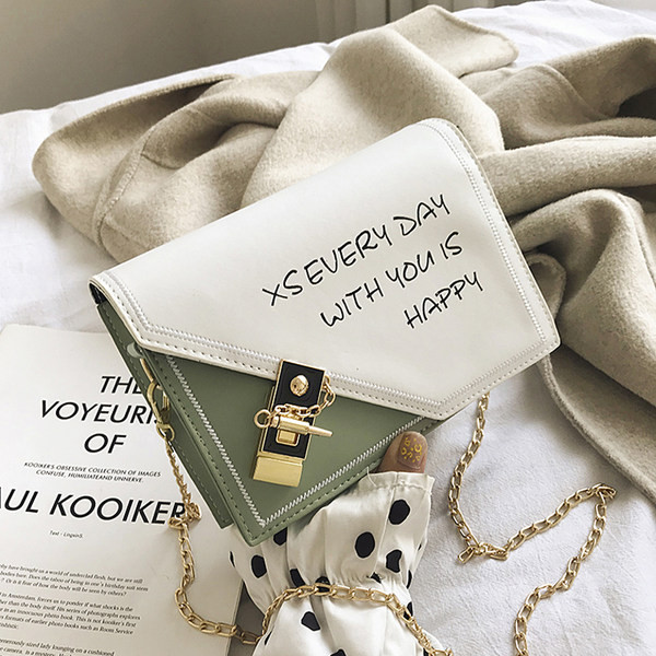 Sieviešu moderna soma ar uzrakstiem un metāla ķēdīti