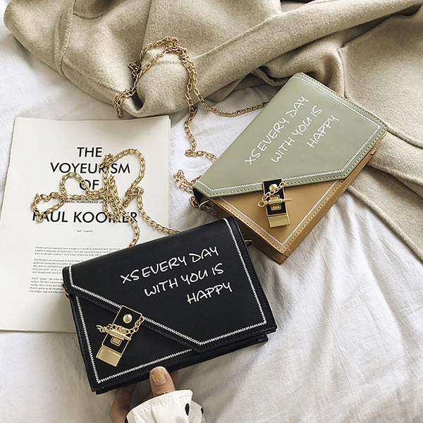 Sieviešu moderna soma ar uzrakstiem un metāla ķēdīti