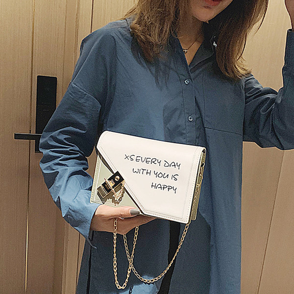 Sieviešu moderna soma ar uzrakstiem un metāla ķēdīti