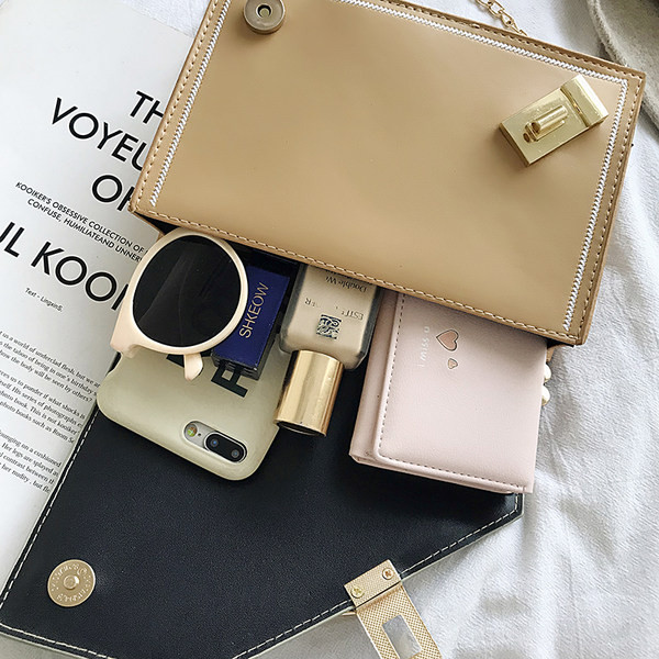 Sieviešu moderna soma ar uzrakstiem un metāla ķēdīti