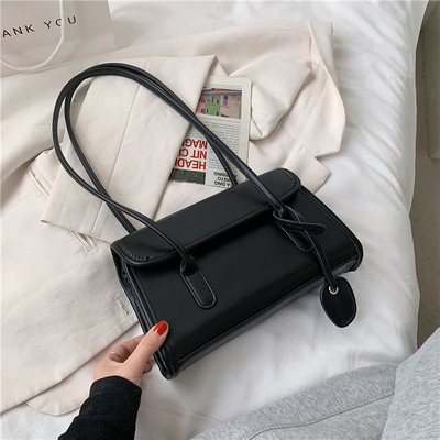 Geanta de dama moderna din piele cu maner scurt si inchidere metalica