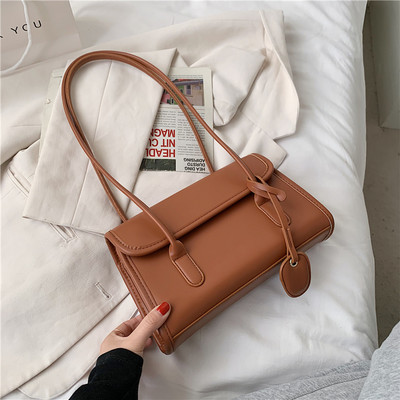 Geanta de dama moderna din piele cu maner scurt si inchidere metalica