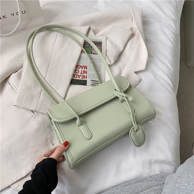 Geanta de dama moderna din piele cu maner scurt si inchidere metalica