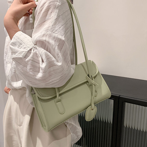 Geanta de dama moderna din piele cu maner scurt si inchidere metalica