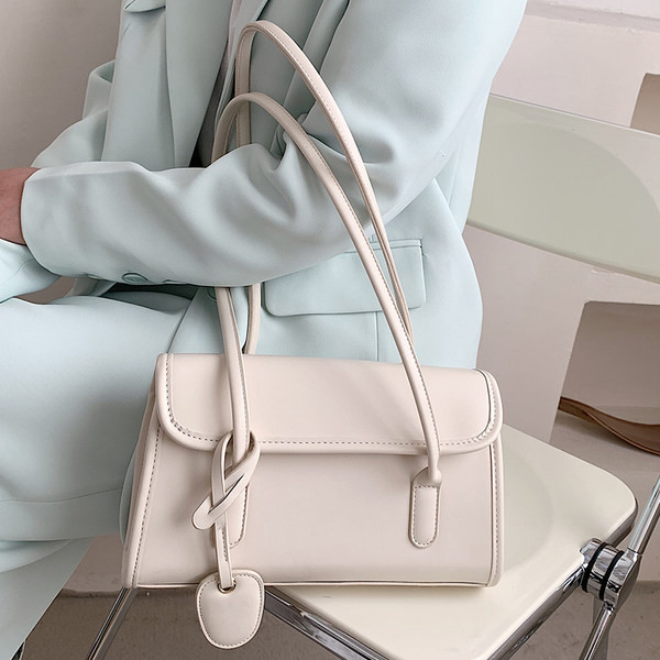 Geanta de dama moderna din piele cu maner scurt si inchidere metalica