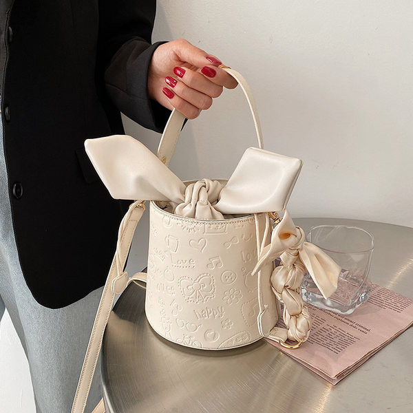 Geanta de dama in forma rotunda cu maner lung si scurt din piele gofrata