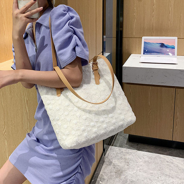 Σύγχρονη γυναικεία τσάντα  για τον ώμο σε δύο χρώματα