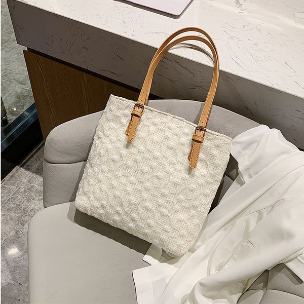 Σύγχρονη γυναικεία τσάντα  για τον ώμο σε δύο χρώματα