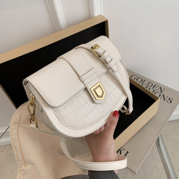 Moderna ženska torba s dugom podesivom ručkom