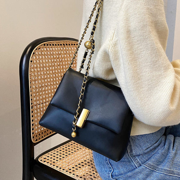 Dámska štvorcová kabelka s dlhým uchom a kovovým zapínaním