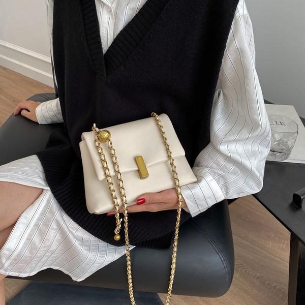 Dámska štvorcová kabelka s dlhým uchom a kovovým zapínaním