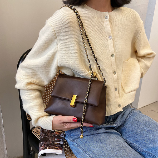 Dámska štvorcová kabelka s dlhým uchom a kovovým zapínaním