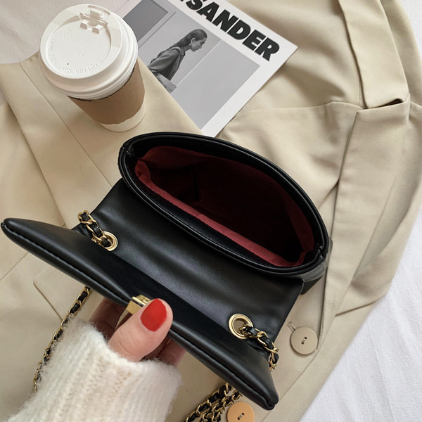 Dámska štvorcová kabelka s dlhým uchom a kovovým zapínaním