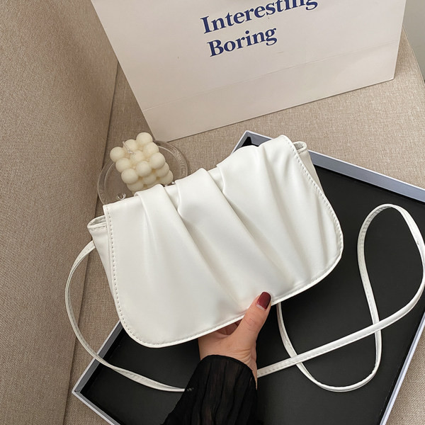 O geantă mică din piele cu mâner lung în mai multe culori