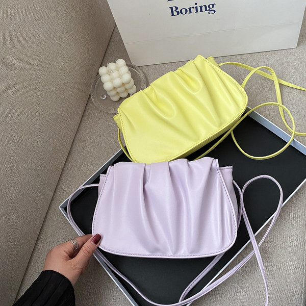 O geantă mică din piele cu mâner lung în mai multe culori