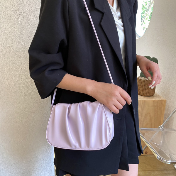 O geantă mică din piele cu mâner lung în mai multe culori