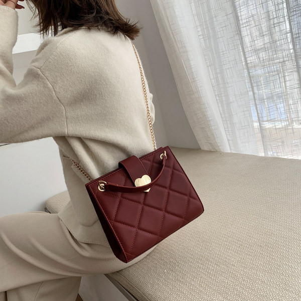 Moderna eko ādas soma ar metāla apdari - sirsniņu