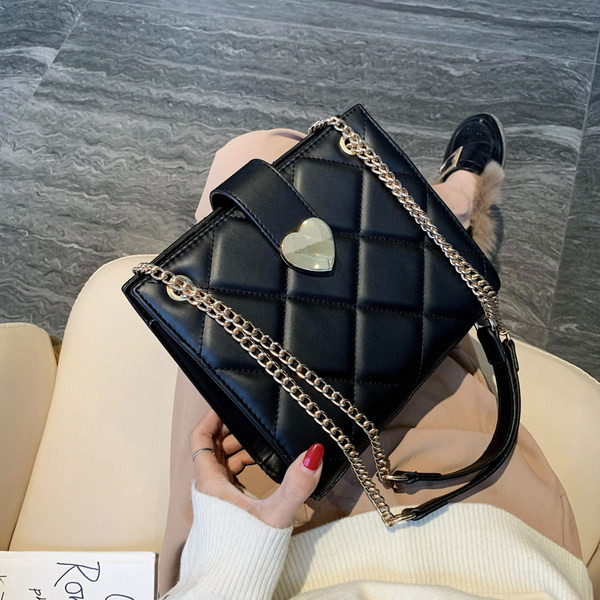 Moderna eko ādas soma ar metāla apdari - sirsniņu