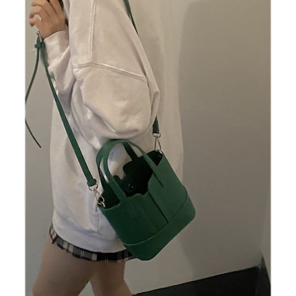 Jauna modeļa maza sieviešu soma no eko ādas ar diviem rokturiem