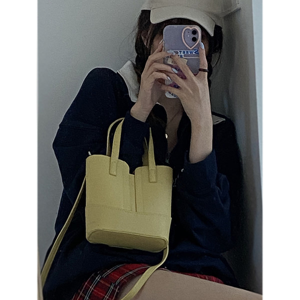 Jauna modeļa maza sieviešu soma no eko ādas ar diviem rokturiem