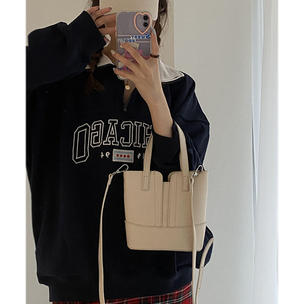 Jauna modeļa maza sieviešu soma no eko ādas ar diviem rokturiem