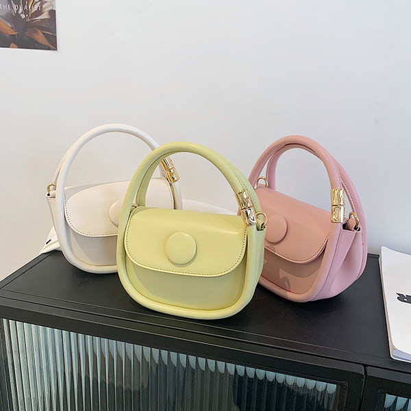 Moderna sieviešu soma ar garu un īsu rokturi