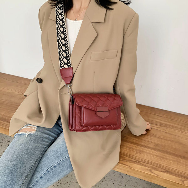 Moteriška odinė rankinė per petį - su reguliuojama rankena