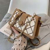 Γυναικεία τσάντα με μεταλλικό κούμπωμα και μακριά μεταλλική λαβή με πέρλες