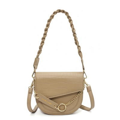 Γυναικεία δερμάτινη τσάντα με μακριά λαβή και μεταλλική αλυσίδα