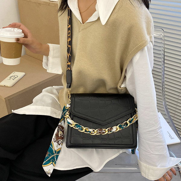 Sieviešu ādas soma ar tekstila rokturi trīs krāsās