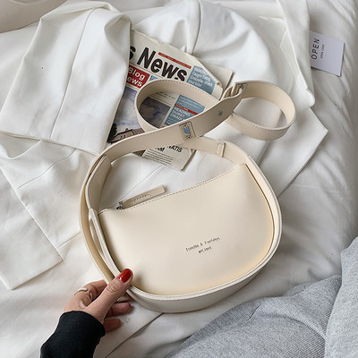 Γυναικεία καθημερινή τσάντα από οικολογικό δέρμα με επιγραφή