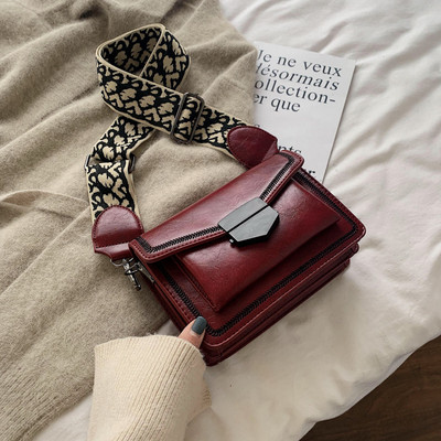 Γυναικεία δερμάτινη τσάντα με τετράγωνο σχήμα