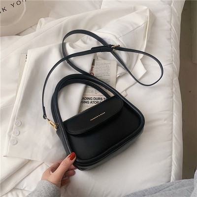 Γυναικεία τετράγωνη τσάντα από οικολογικό δέρμα με επιγραφή