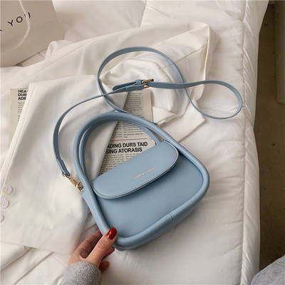 Γυναικεία τετράγωνη τσάντα από οικολογικό δέρμα με επιγραφή