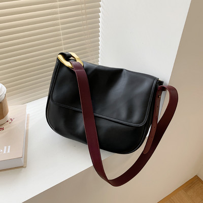 Γυναικεία δερμάτινη τσάντα με μακριά λαβή και μεταλλική στερέωση