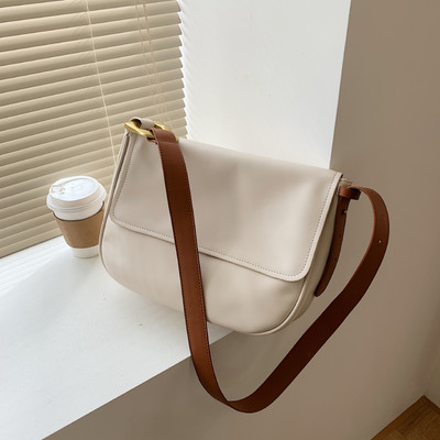 Γυναικεία δερμάτινη τσάντα με μακριά λαβή και μεταλλική στερέωση