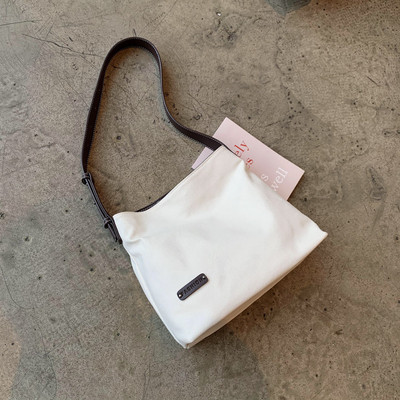 Καθημερινή γυναικεία τσάντα με ρυθμιζόμενη λαβή