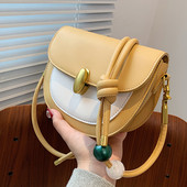 Ikdienas ādas soma ar garu rokturi un metāla sprādzi