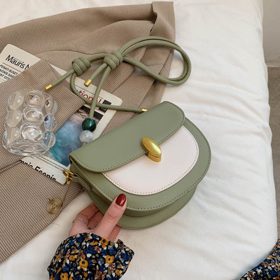 Ikdienas ādas soma ar garu rokturi un metāla sprādzi