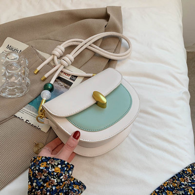 Ikdienas ādas soma ar garu rokturi un metāla sprādzi