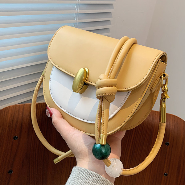 Ikdienas ādas soma ar garu rokturi un metāla sprādzi