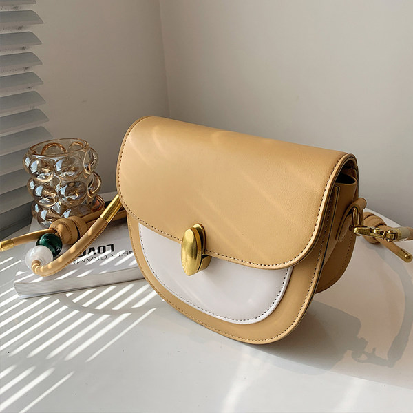 Ikdienas ādas soma ar garu rokturi un metāla sprādzi