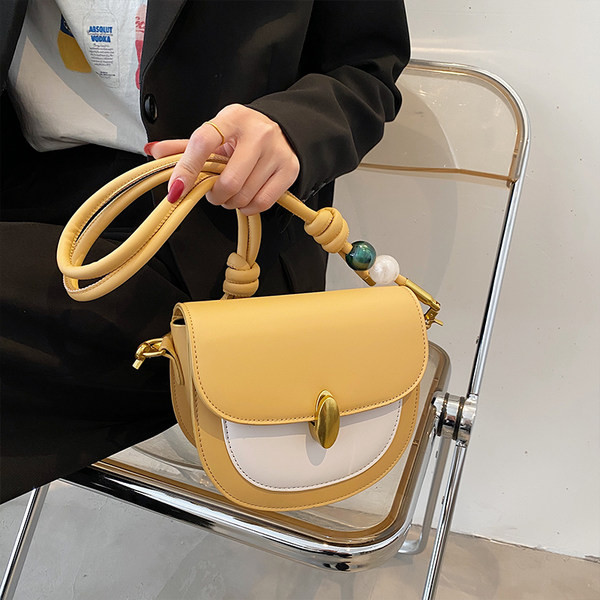 Ikdienas ādas soma ar garu rokturi un metāla sprādzi