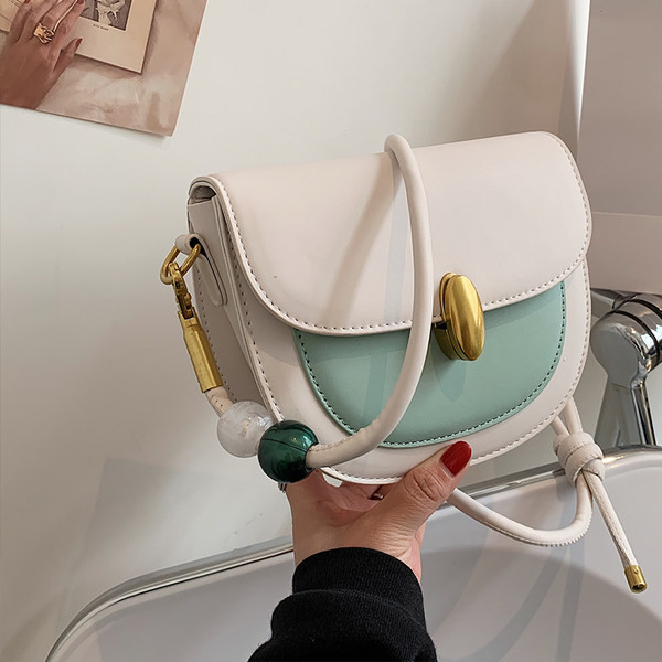 Ikdienas ādas soma ar garu rokturi un metāla sprādzi