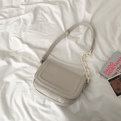 Γυναικεία τσάντα ώμου από οικολογικό δέρμα με μεταλλική στερέωση