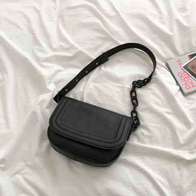 Γυναικεία τσάντα ώμου από οικολογικό δέρμα με μεταλλική στερέωση