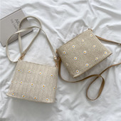 Καθημερινή γυναικεία τσάντα με κεντημένη μαργαρίτα