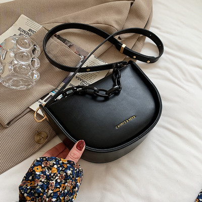 Γυναικεία καθημερινή τσάντα με πλαστική αλυσίδα