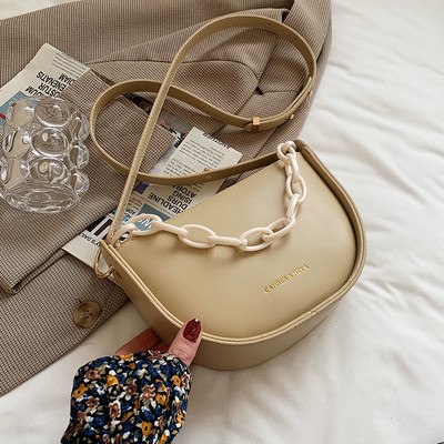 Γυναικεία καθημερινή τσάντα με πλαστική αλυσίδα