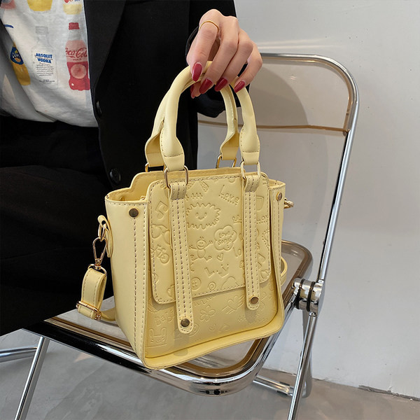 Geanta mica din piele ecologica reliefata si doua manere